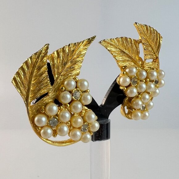 Celebrity NY Jewelry - Vintage Celebrity NY Faux Pearl Gold Tone Floral Leaf Clip On Earrings